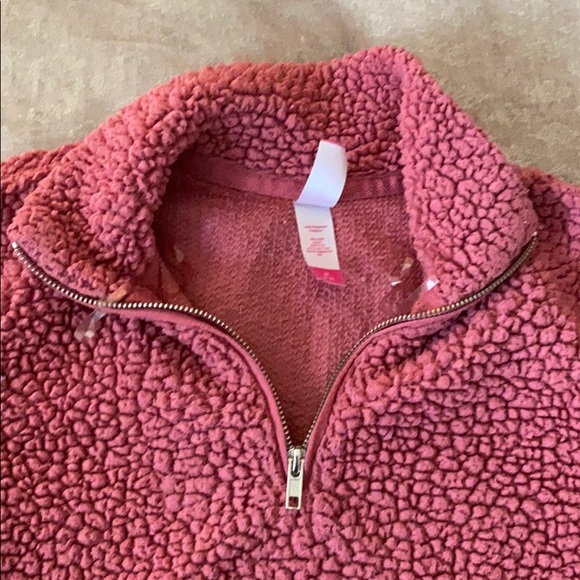Size medium fuzzy quarter zip sweatshirt - Picture 2 of 2